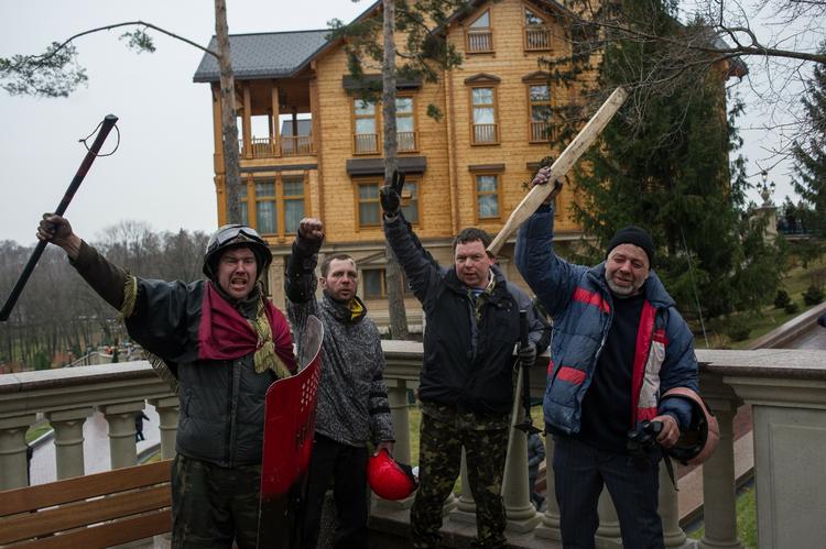 Forsvundet. Demonstranter triumferer foran den ukrainske præsidentbolig, som Viktor Janukovitj forlod i ly af mørket natten til lørdag. 