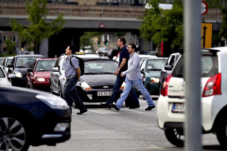 Bilafgifter. Tænketanken Concito fremlægger i morgen en rapport med forslag til en ny afgiftsstruktur. En grundtanke er, at registreringsafgiften, som i 2007 blev sænket kraftigt for biler, der kører over 16 kilometer på literen, skal ændres, sådan at den hele tiden favoriserer de mest brændstoføkonomiske biler. - Foto: 