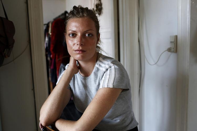 Nærhed. Asta Oliva Nordenhof insisterer på poesien som modsprog og knytter forbindelse mellem værk og liv med meget personlige oplysninger om sig selv på Facebook. 