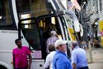 Kanten. En busfuld ængstlige amerikanere er kommet lige over på den forkerte side af grænsen mellem rig og fattig i Panama City. 