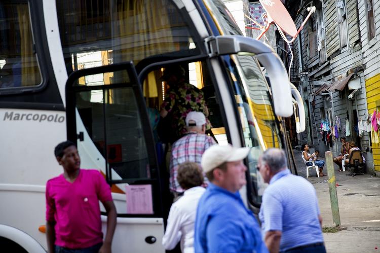 Kanten. En busfuld ængstlige amerikanere er kommet lige over på den forkerte side af grænsen mellem rig og fattig i Panama City. 