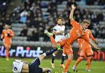 TACKLET. I sidste øjeblik fik Johan Lædre Bjørdal forhindret Andreas Cornelius i at få afsluttet i denne situation i første halvleg. 