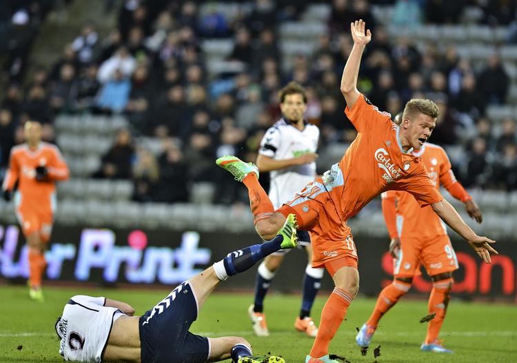 TACKLET. I sidste øjeblik fik Johan Lædre Bjørdal forhindret Andreas Cornelius i at få afsluttet i denne situation i første halvleg. 