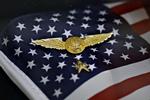 Made in america. Det amerikanske forsvar, der er storforbruger af flag til blandt andet flåden, baser og begravelser, skal fremover udelukkende bruge flag, der er produceret i hjemlandet af amerikanske materialer. 