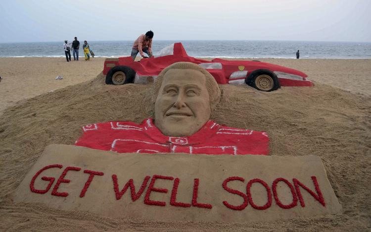 sandhilsen. Indiske fans af Michael Schumacher sendte tidligt efter skiulykken en hilsen i sandet til tyskeren. Men det går ikke fremad med opvågningen af formel 1-stjernen. 