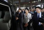 uro. Ministerpræsident Yingluck Shinawatra har forladt Bangkok. Bombeeksplosioner og skud hærger den thailandske hovedstad, og der er ikke tegn på, at situationen bedrer sig foreløbig. 