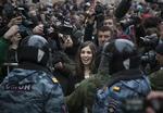 Aktion. Pussy Riot-medlem Nadezha Tolokonnikova var blandt demonstranterne, der  var mødt op foran domstolen, hvor der i dag blev afsagt domme over syv demonstranter, som i 2012 protesterede over Putins tilbagevenden til præsidentembedet. 