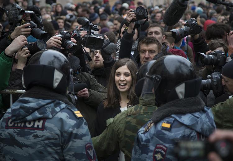 Aktion. Pussy Riot-medlem Nadezha Tolokonnikova var blandt demonstranterne, der  var mødt op foran domstolen, hvor der i dag blev afsagt domme over syv demonstranter, som i 2012 protesterede over Putins tilbagevenden til præsidentembedet. 