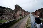UDSAT. En turist foran et murkollaps i Pompeji efter et heftigt skybrud i november 2010. Ruiner og koralrev er ligesom en del anden verdensarv truet af det nye klima. 