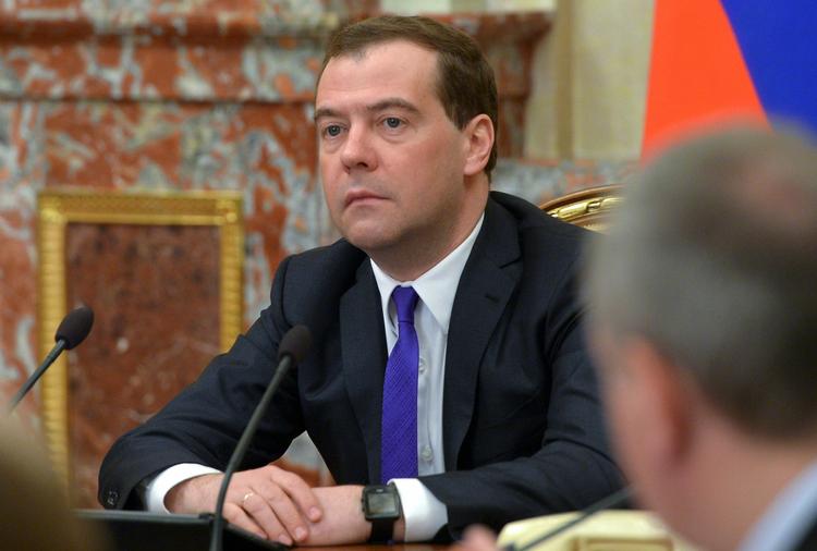 Overgangsregering. Ruslands ministerpræsident, Medvedev, sætter spørgsmåltegn ved, hvorvidt den nye midlertidige ledelse i Ukraine kan betragtes som legitim. 