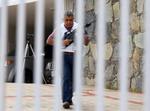 Forskanset. Tidligere general Angel Vivas går bevæbnet og med beskyttelsesvest bag sin låge søndag i Caracas. 