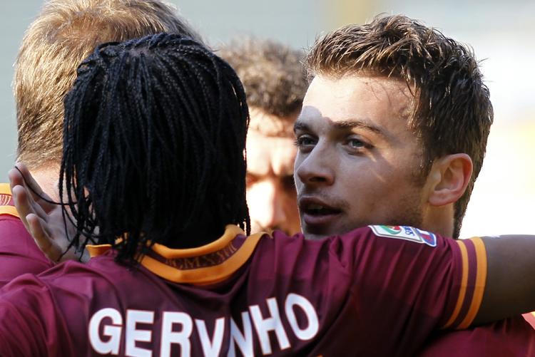 nationalsang. Adem Ljajic (th) er blevet taget til nåde på Serbiens landshold, som skal møde Danmark i EM-kvalifikationen. 