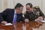 Egyptens udenrigsminister Nabil Fahmy og forsvarschef og -minister Abdel Fattah al-Sisi taler sammen tidligere på denne måned ved et møde i Moskva. Nu er den egyptiske overgangseregering trådt tilbage. 