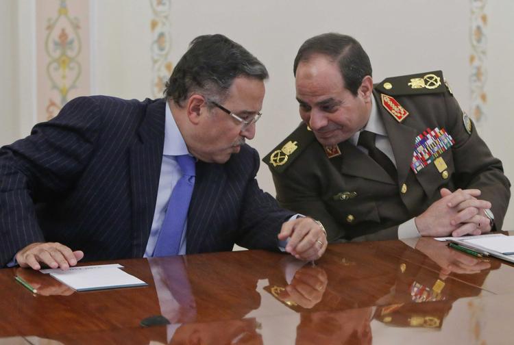 Egyptens udenrigsminister Nabil Fahmy og forsvarschef og -minister Abdel Fattah al-Sisi taler sammen tidligere på denne måned ved et møde i Moskva. Nu er den egyptiske overgangseregering trådt tilbage. 