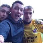 selfie. Målmand for Scunthorpe, Sam Slocombe (th), blev foreviget sammen med modstanderholdets fans midt under kampen mod Portsmouth. 