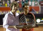 trofæ. Rafael Nadal (th) modtog trofæet for sejren i Rio Open fra Brasiliens tidligere store tennisspiller, Gustavo Kuerten. 