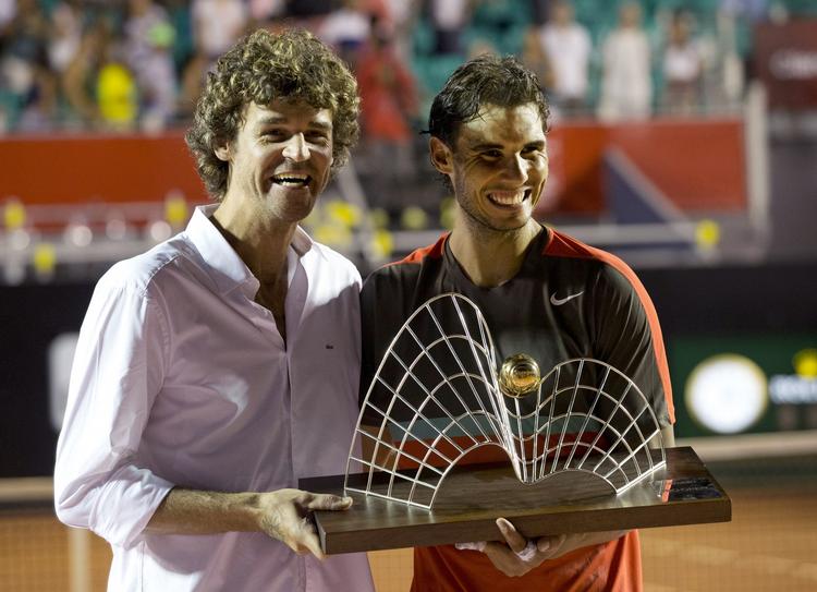 trofæ. Rafael Nadal (th) modtog trofæet for sejren i Rio Open fra Brasiliens tidligere store tennisspiller, Gustavo Kuerten. 