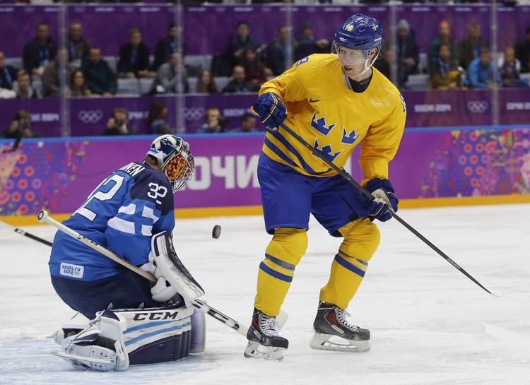 dopingtest. Nicklas Bäckström (th) under semifinalen mod Finland, før han blev udelukket på grund af et stof i allergimedicin. 