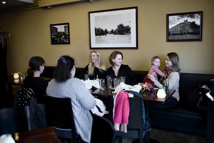 hjemmepasning. Som hjemmegående mor må man selv skabe sit sociale samvær for sig selv og barnet. 