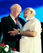 Tæt. Den danske ambassadør i Indien, Freddy Svane, har flere gange mødtes med Narendra Modi. Her i juni 2013 sammen med en erhvervsdelegation. Danmark beskyldes for at ignorere anklager om, at Modi er medskyldig i en massakre i 2002. 