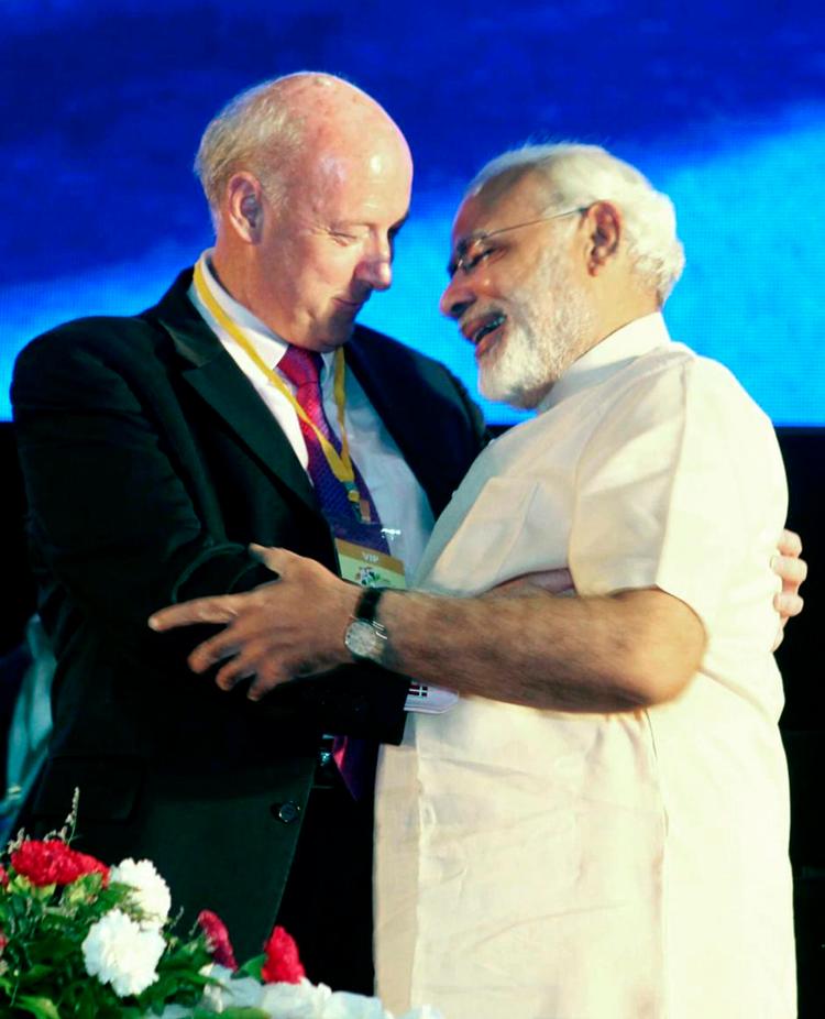 Tæt. Den danske ambassadør i Indien, Freddy Svane, har flere gange mødtes med Narendra Modi. Her i juni 2013 sammen med en erhvervsdelegation. Danmark beskyldes for at ignorere anklager om, at Modi er medskyldig i en massakre i 2002. 