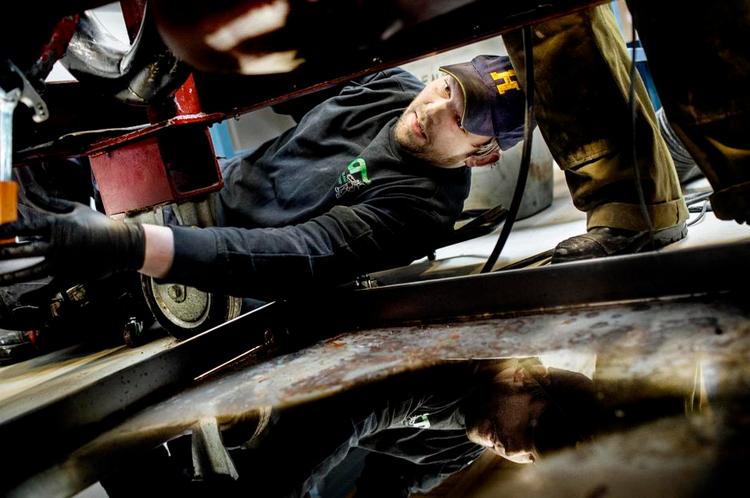 Reformklar? På hovedforløbet på Hvidovre TEC rodes der med en lastbilmotor. På Christiansborg er politikerne netop blevet enige om at give uddannelsen et løft. 