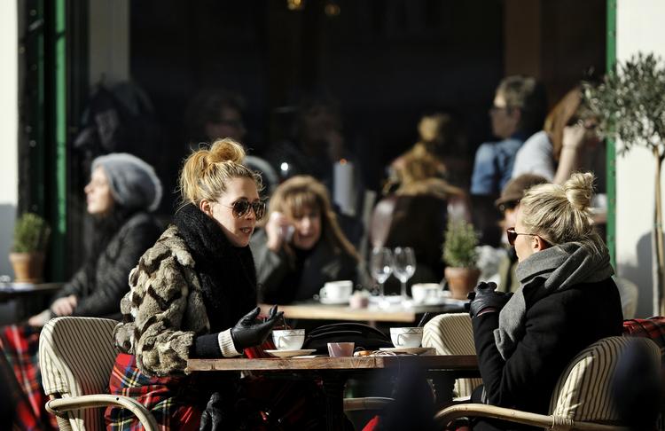 Forår. Folk nød solen i går i København. 