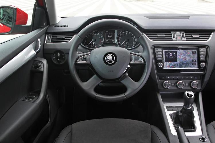 Overblik. Snusfornuft præger indretningen og instrumenter, og der er fint overblik over betjeningsmulighederne. Foto: Skoda 