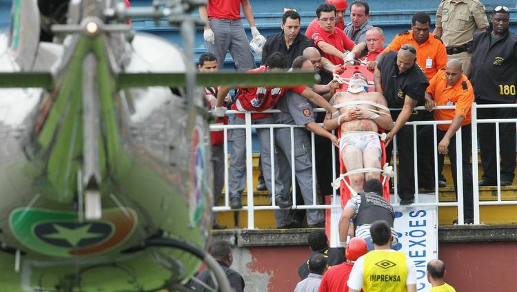 vold. Fanvold før VM har bekymret både de besøgende nationer og værterne fra Brasilien. Her går fans amok under en kamp mellem Atletico Paranaense og Vasco da Gama i december sidste år. 