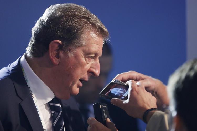 psykologhjælp. Englands landstræner, Roy Hodgson, vil reparere på nogle af englændernes fodboldtraumer. 