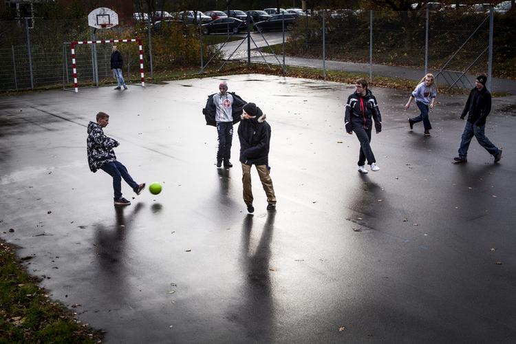 Reform. Elever på landets erhvervsskoler får mere motion på skemaet. Her er det elever på Technology College Aalborg, der spiller fodbold. 