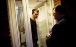 Fanget. Hr. Andersen bijobber som licensinspektør, fordi det er et menneskenært og afslappende job. Helt så glade for hans arbejdsiver er de mennesker, han besøger, sandsynligvis ikke. Foto: Per Folkver 