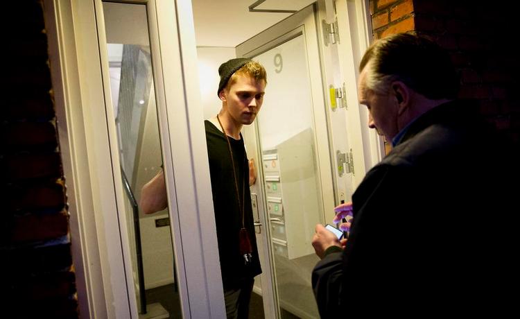Fanget. Hr. Andersen bijobber som licensinspektør, fordi det er et menneskenært og afslappende job. Helt så glade for hans arbejdsiver er de mennesker, han besøger, sandsynligvis ikke. Foto: Per Folkver 