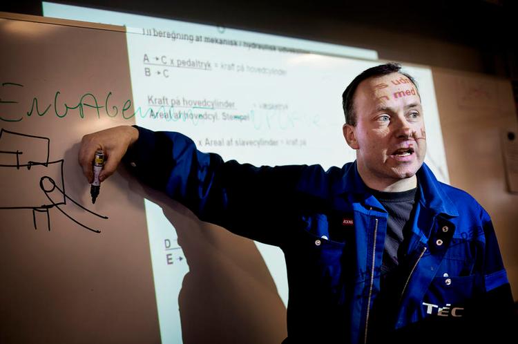 Pædagogik. Jesper Skjødt er glad for sin diplomuddannelse. Den har givet ham redskaber til at få alle med i undervisningen. 