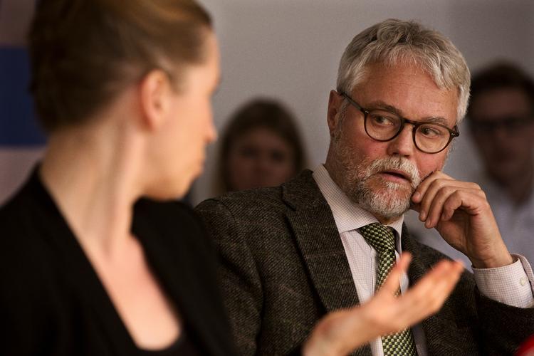 reformator. Carsten Koch var skatteminister under Poul Nyrup Rasmussens socialdemokratisk ledede regering i 1990'erne. Nu har den nuværende S-ledede regering bedt ham stå i spidsen for et udvalg, som skal komme med et forslag til en reformering af beskæftigelsessystemet. 