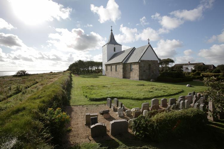 Statsreligion. Det årlige antal udmeldelser af folkekirken falder. Her er det Gammelsogn Kirke syd for Ringkøbing 