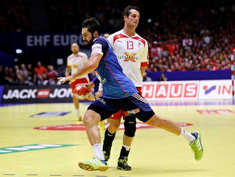 lodtrækning. Bo Spellerberg (th) må lade Frankrigs Nikola Karabatic gå forbi i EM-finalen. 