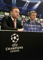 ambitioner. Manchester Uniteds Wayne Rooney (tv) taler til pressen før kampen mod Olympiakos i aften med træner David Moyes ved sin side. 