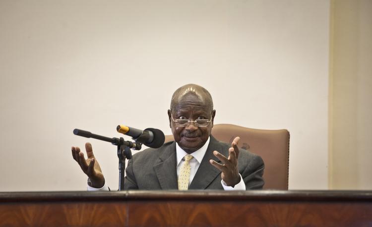 Homofobi. Ugandas præsident, Yoweri Museveni, underskrev i går en ny lov, der strammer landets love mod homoseksualitet. 