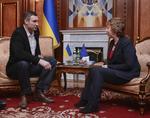 Ukraine. Partileder  i Udar og tidligere verdensmester i boksning Vitali Klitjko vil stille op til præsidentvalg til maj. Her mødes han i går med EU's udenrigspolitiske chef, Catherine Ashton. 
