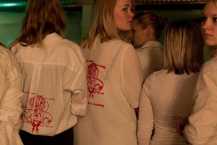 Skrøbeligt. Første skoledag på Sisters Academy. Eleverne skal bære uniform, undervises i anderledes rammer og udfordres sanseligt. 