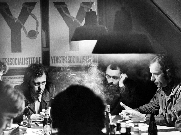 Konspiratorer. Her lægger de ledende VS'ere Erik Sigsgaard, Preben Wilhjelm og Steen Folke ifølge Bent Jensen »revolutionære råd op i et røg- og ølfyldt, skummelt (bag)lokale i 1974«. 