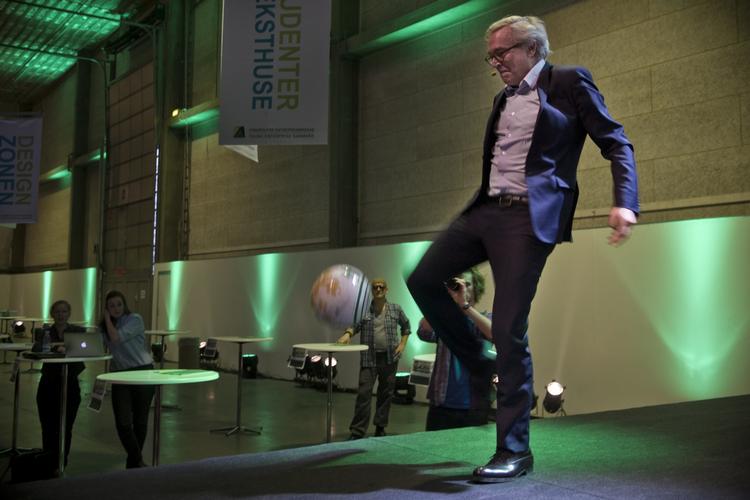 forfløjen. Lars Nørby Johansen har ikke fået en kontrakt som fodboldspiller, men skal være formand for Københavns Lufthavne. 