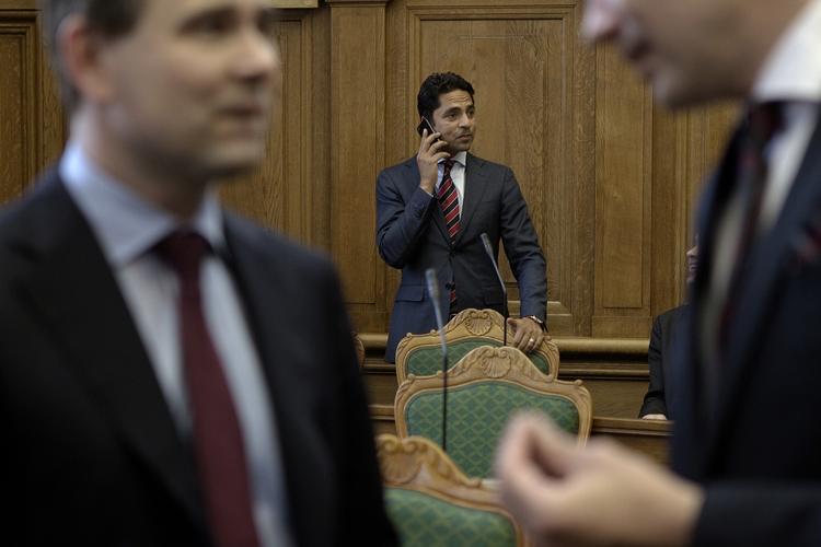 Konstruktiv. Socialminister Manu Sareen (R) skal have ros for, at han selv ringede til Politiken fredag aften - en arbejdsmetode som de fleste politikere nutildags frarådes af presserådgivere og spindoktorer. 