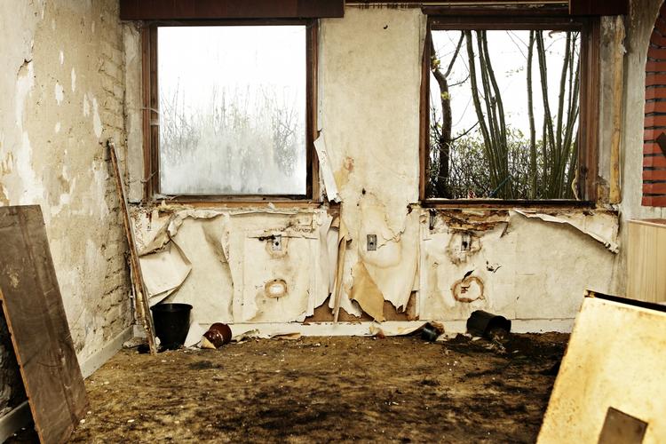 Udkantsdanmark. Mange huse står tomme langs danske landeveje. Her ses en forladt ejendom på Lolland. 