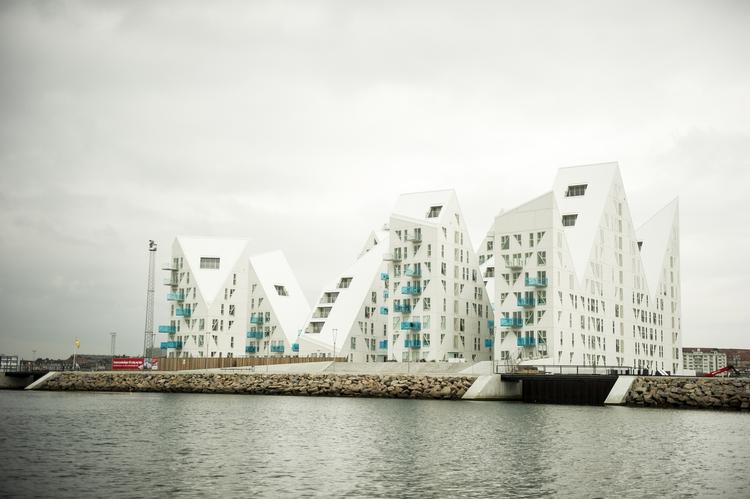 Jobskabelse. Aarhus er den by i Danmark, der vil se den største beskæftigelsesfremgang. Lige så lyst ser det ikke ud i de mindre byer. 