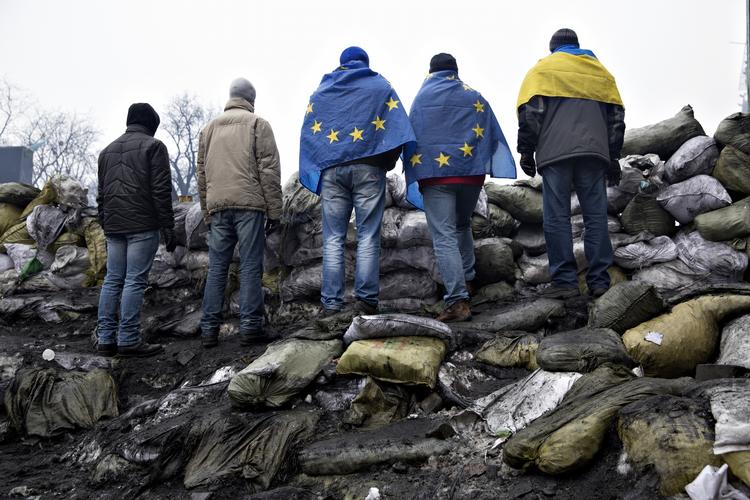 Fremtiden. På Uafhængighedspladsen har flere demonstranter båret det blå EU-flag. Spørgsmålet er, hvordan ukrainerne vil tage imod de reformkrav, der følger med penge fra EU og IMF i den kommende tid, mener lektor Søren Riishøj. 