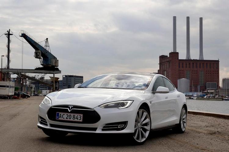 særpris. Tesla Model S er på mange områder en fuldblodsluksusbil. Bare ikke, når det gælder prisen. 