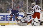 skifte. Peter Regin (tv) får et skud blokeret i en kamp for New York Islanders mod New York Rangers. 