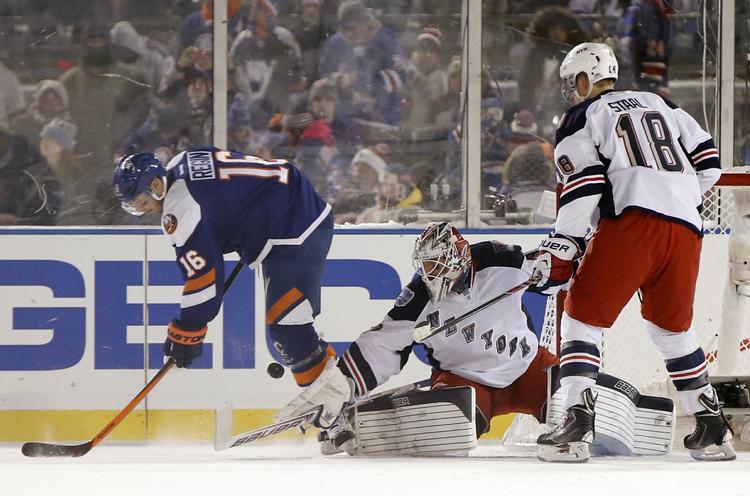 skifte. Peter Regin (tv) får et skud blokeret i en kamp for New York Islanders mod New York Rangers. 